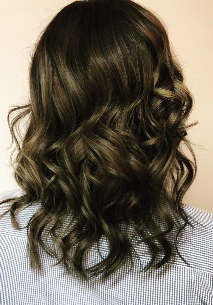 staying curls from behind on a brunette